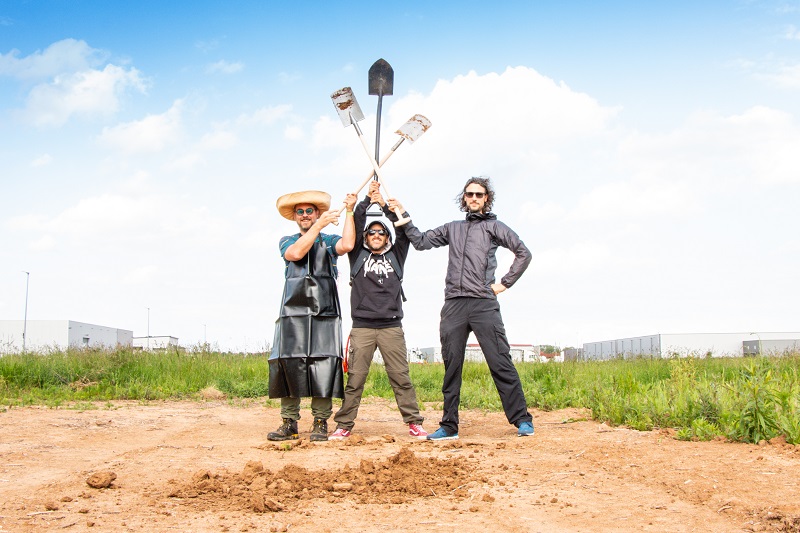 heo founders on corn field posing for photo with spades